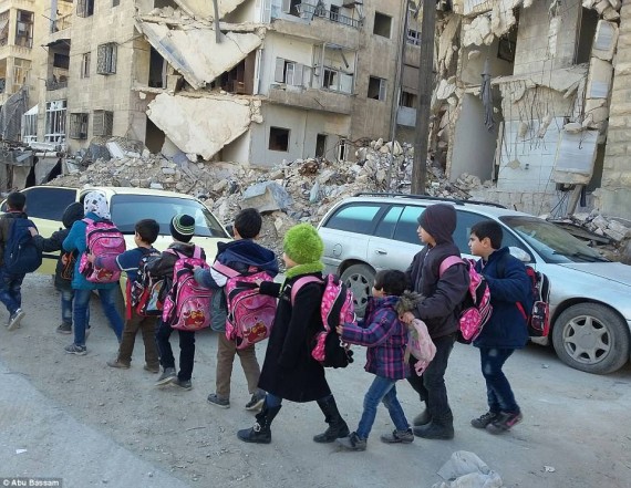 أطفال سوريا الى مدرستهم وسط الخراب