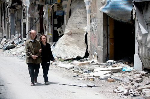 زينات وشقيقها ايمن بأحد الشوارع المدمرة في حمص (أ ب)